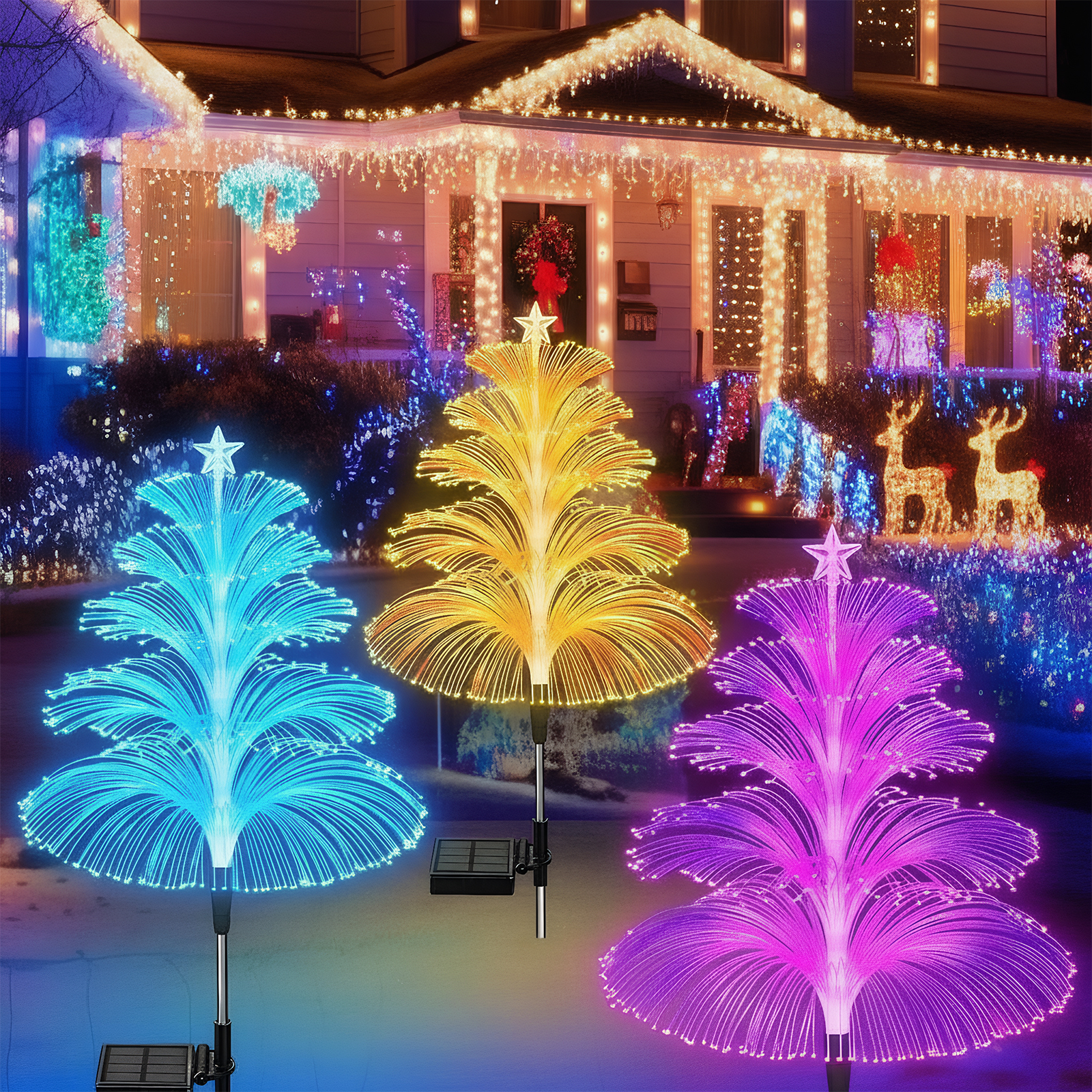 Drei leuchtende Fiberglasbäume in Blau, Gelb und Lila schmücken ein Haus mit Weihnachtslichtern.