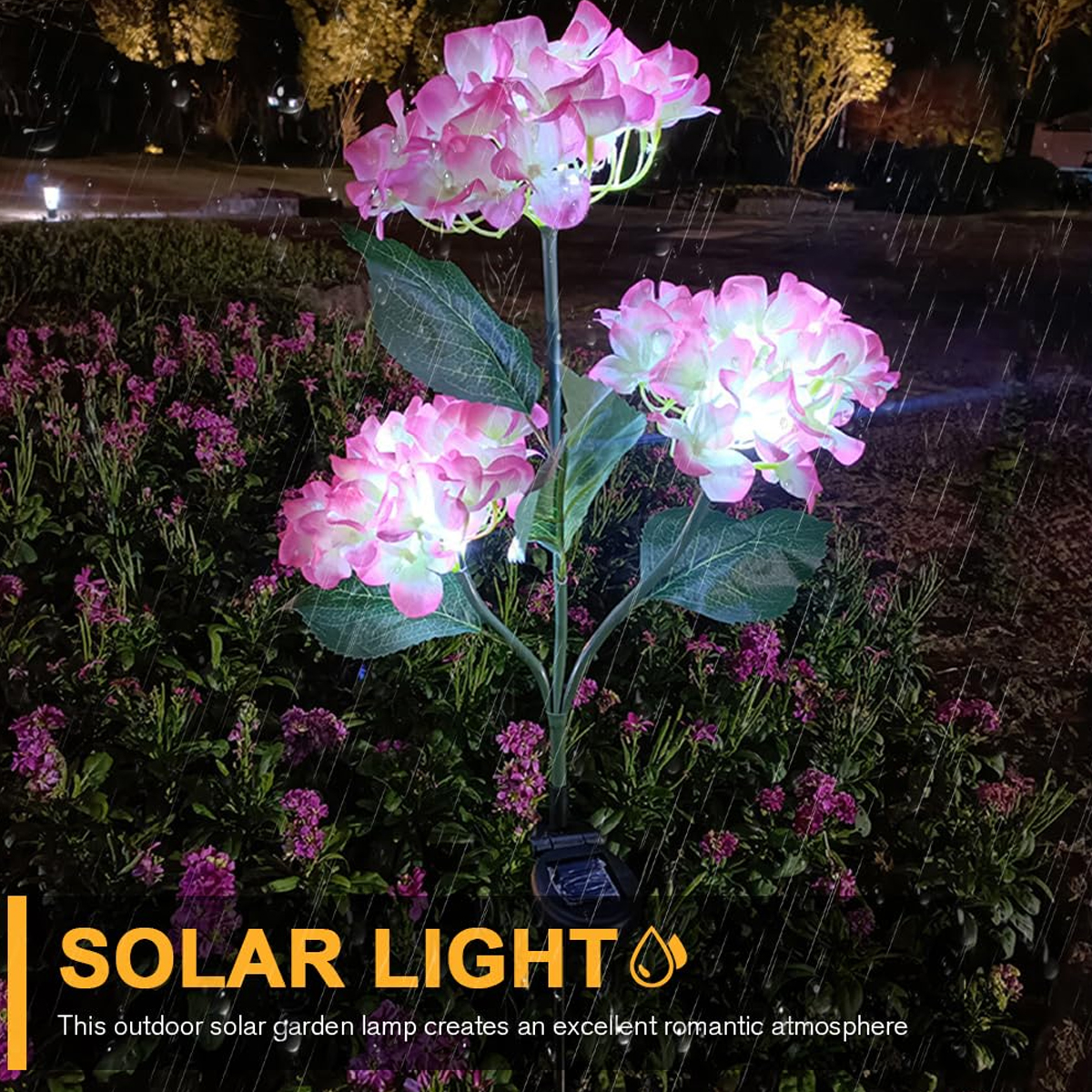 Solarleuchte in Form einer rosa Hortensie mit leuchtenden Blüten im Regen.