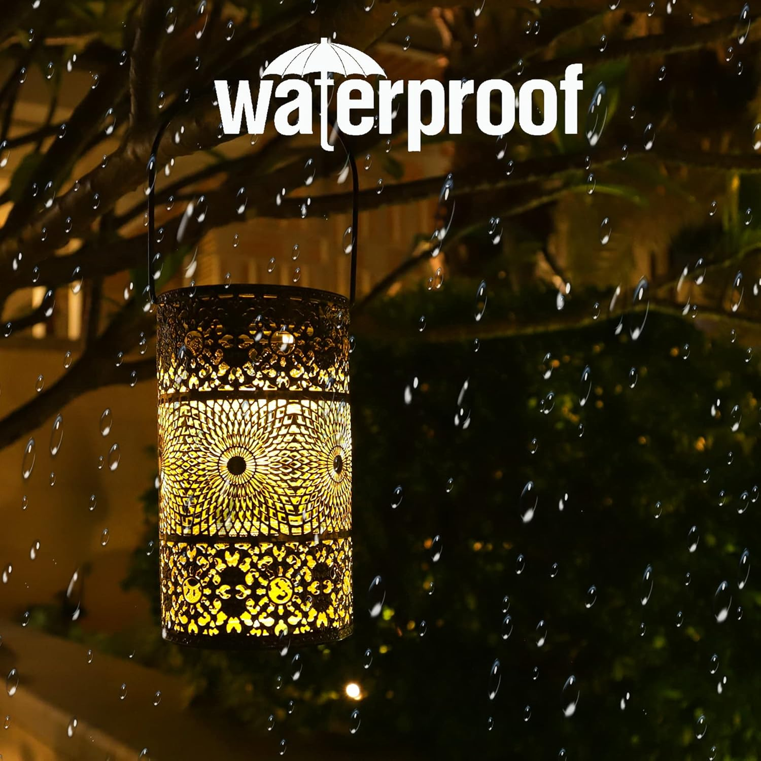 Eine hängende, verzierte Laterne leuchtet gelb im Regen. Der Schriftzug 'waterproof' ist oben.