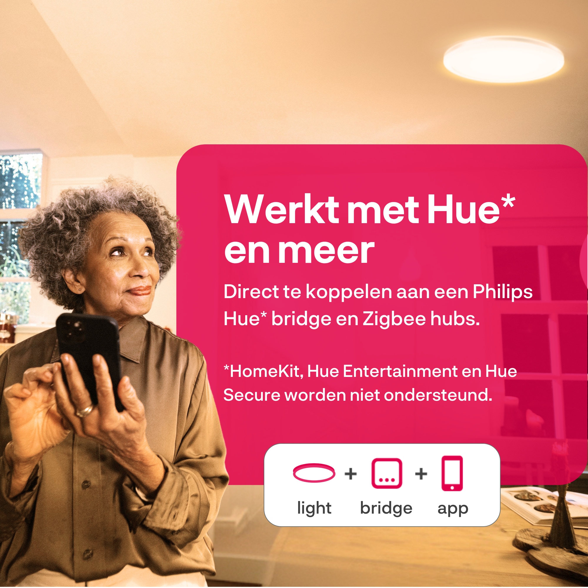 Oudere vrouw houdt smartphone vast. Tekst over Hue compatibiliteit.