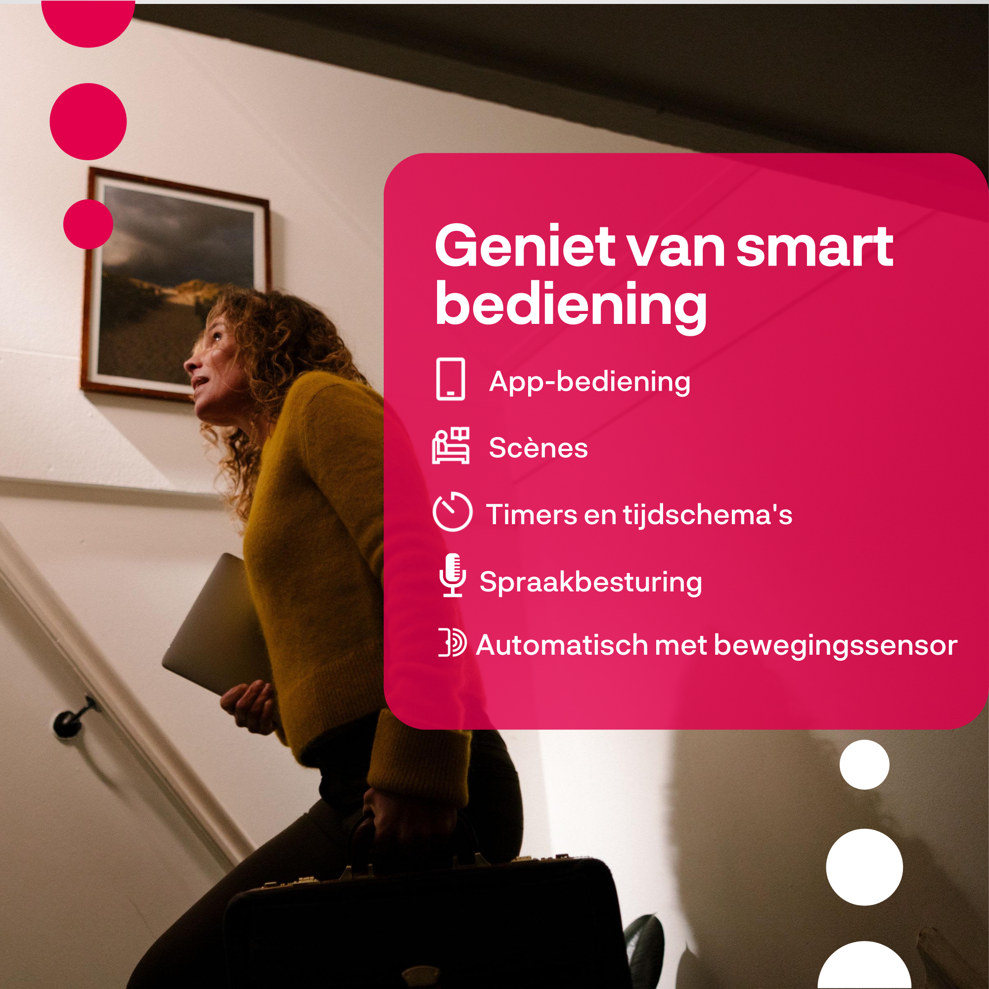Vrouw met laptop en koffer loopt trap op, tekst over smart home bediening.