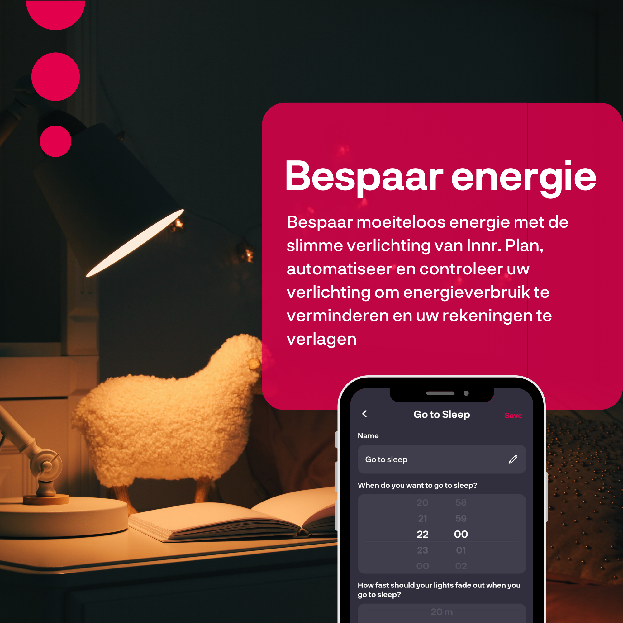 Een nachtkastje met lamp, boek en schapendecoratie. Een telefoon toont een lichtregel-app.