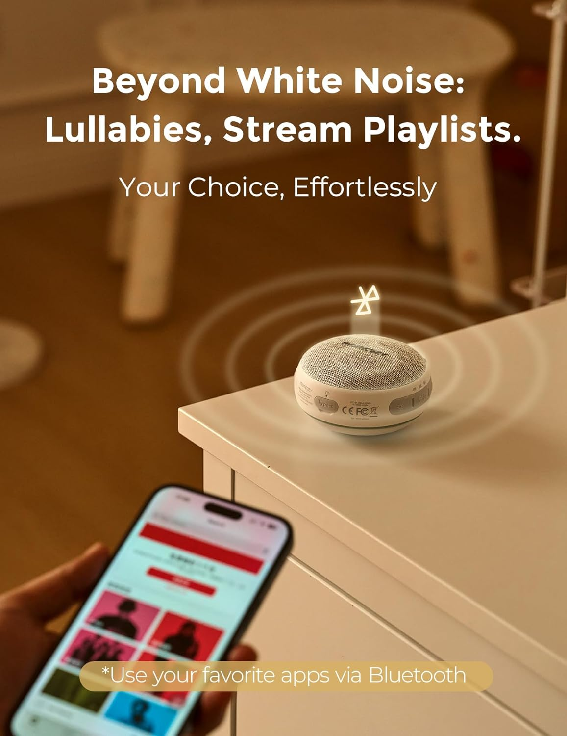 Un haut-parleur blanc et un téléphone sur une table de nuit, connectés en Bluetooth.