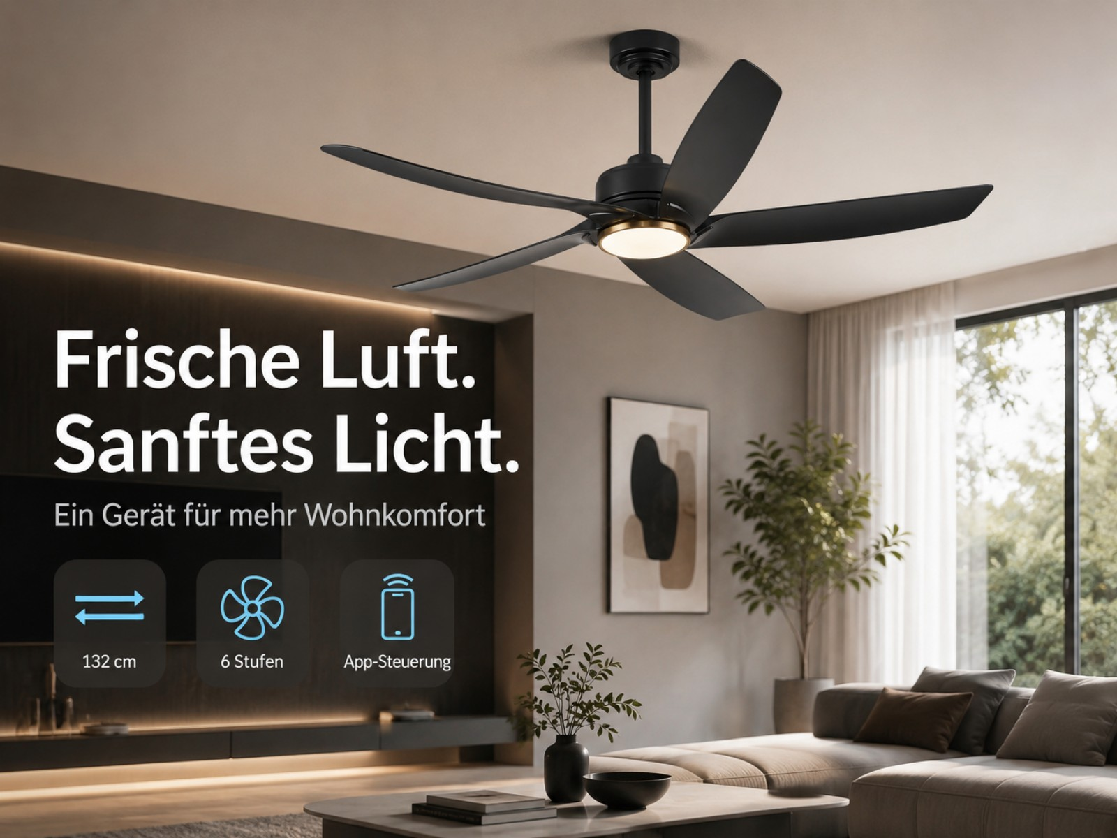 Schwarzer Deckenventilator mit Licht über einem Sofa in einem modernen Wohnzimmer.