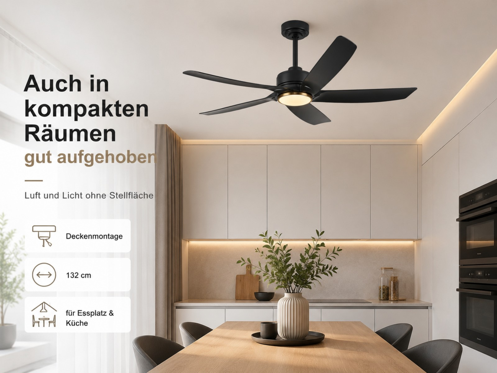 Schwarzer Deckenventilator mit Licht über einem Holztisch in einer modernen Küche.