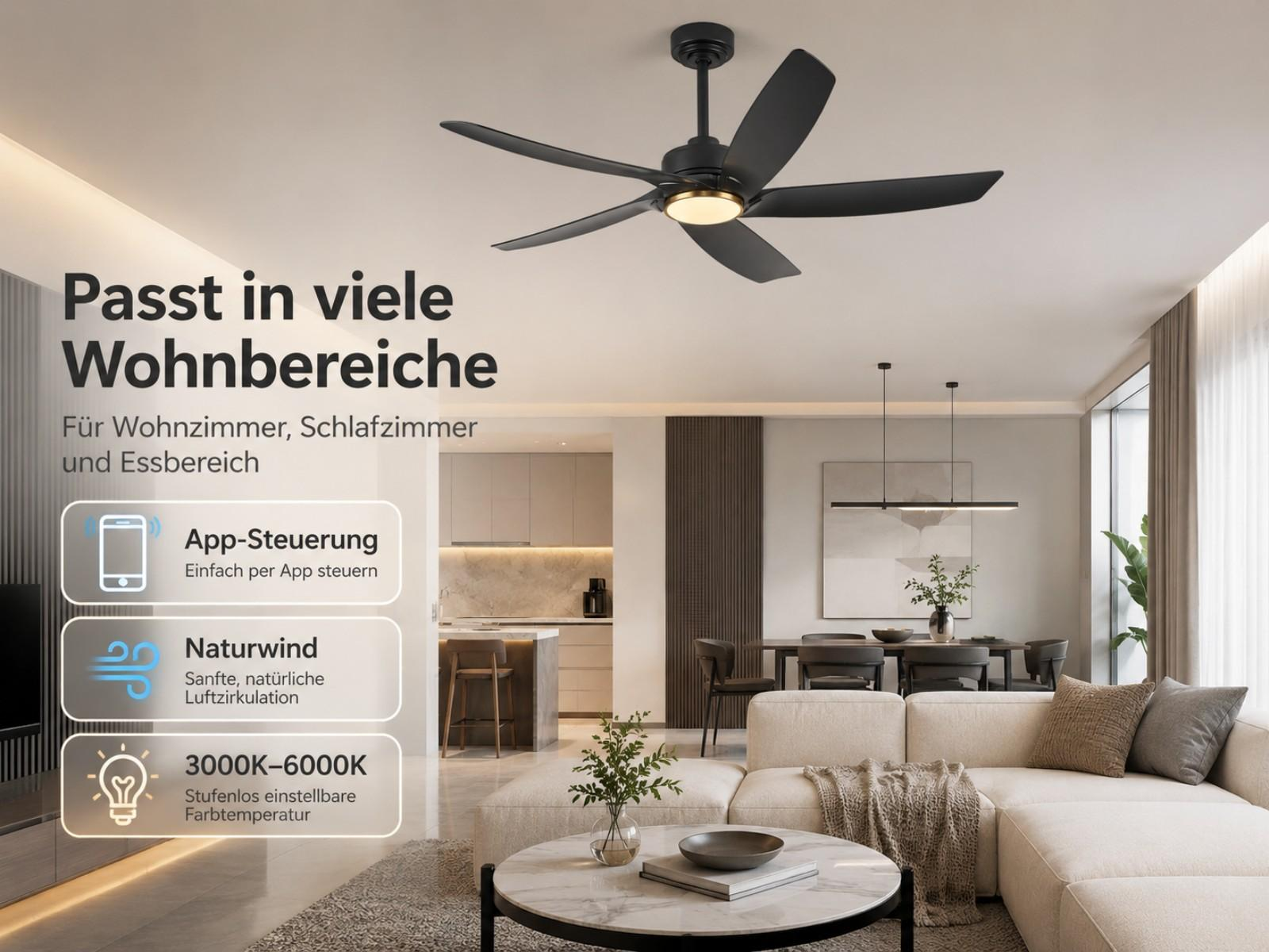 Schwarzer Deckenventilator mit Licht über einem modernen Wohnzimmer mit Sofa und Esstisch.