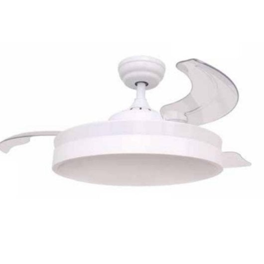Un ventilatore da soffitto bianco con pale retrattili e copertura protettiva trasparente.