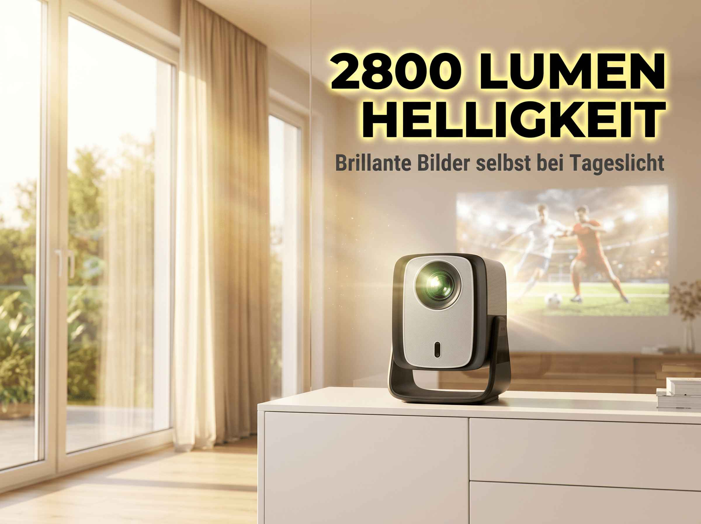 Ein Projektor projiziert ein Fußballspiel auf eine Leinwand. Tageslicht dringt durch ein Fenster.