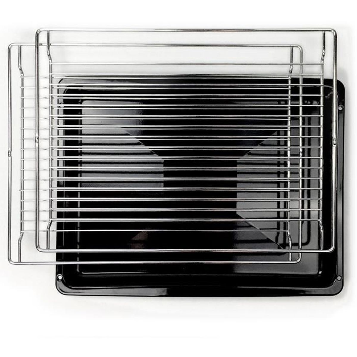 Ein glänzendes schwarzes Backblech mit zwei darüber liegenden Chrom-Grillrosten.