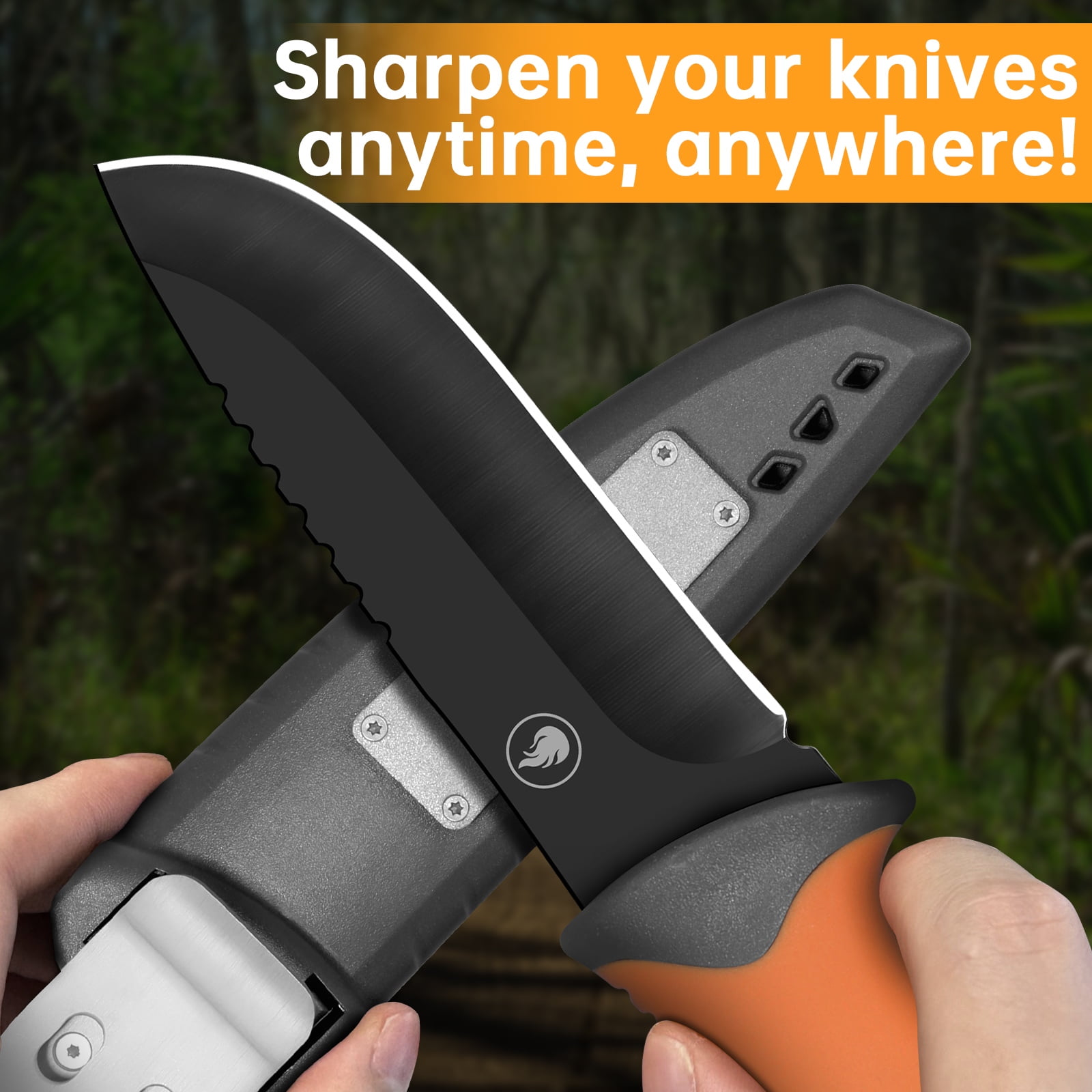 Hände halten ein schwarzes Sägemesser mit orangefarbenem Griff und grauer Scheide.