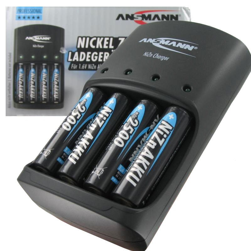 Ein schwarzes ANSMANN NiZn Ladegerät mit vier NiZn AKKU 2500 mWh AA Batterien.