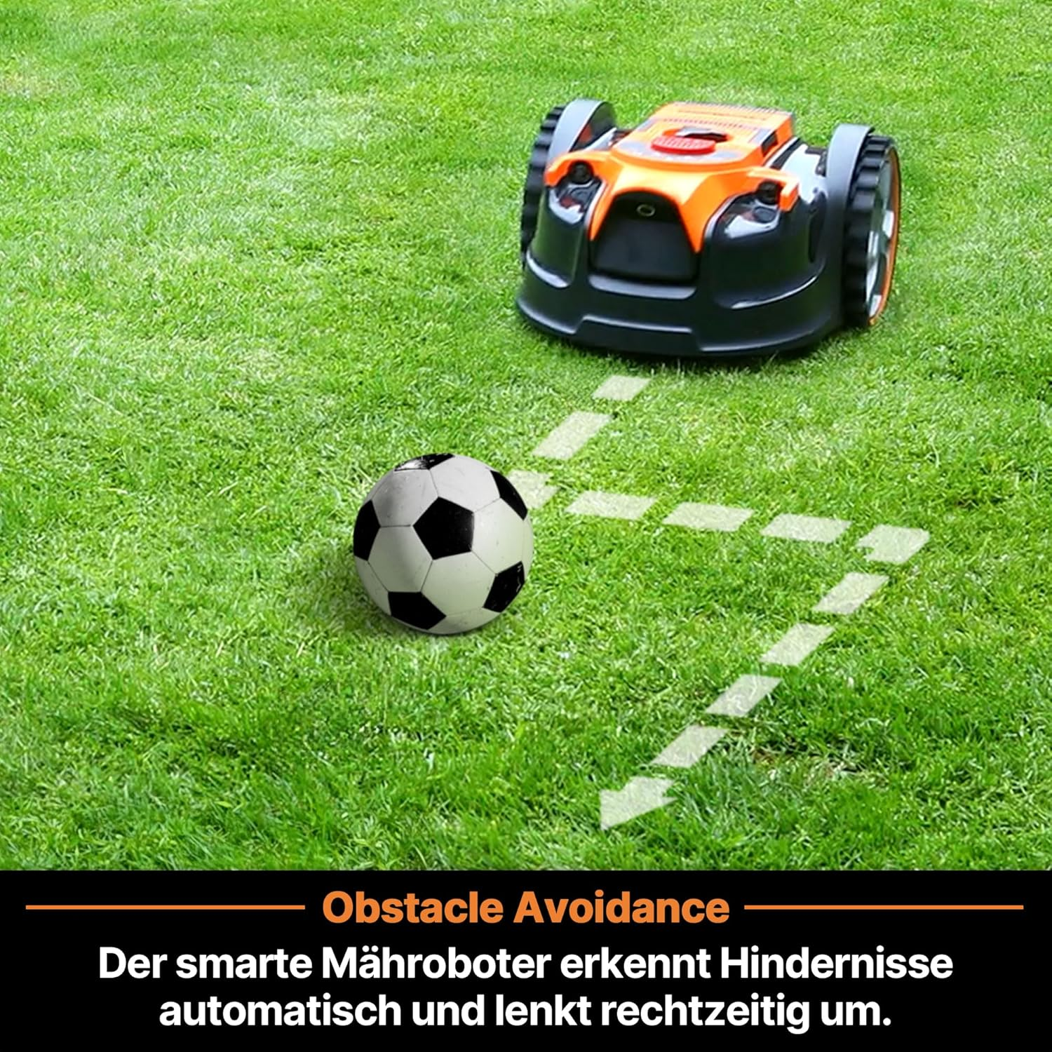 Ein Mähroboter weicht einem Fußball und einer gestrichelten Linie aus.