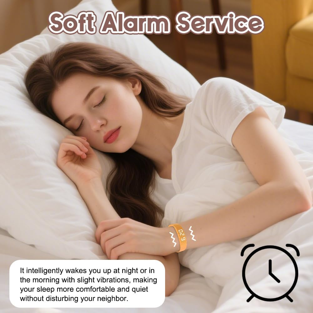 Eine Frau schläft im Bett mit einem Vibrationsalarm am Handgelenk.