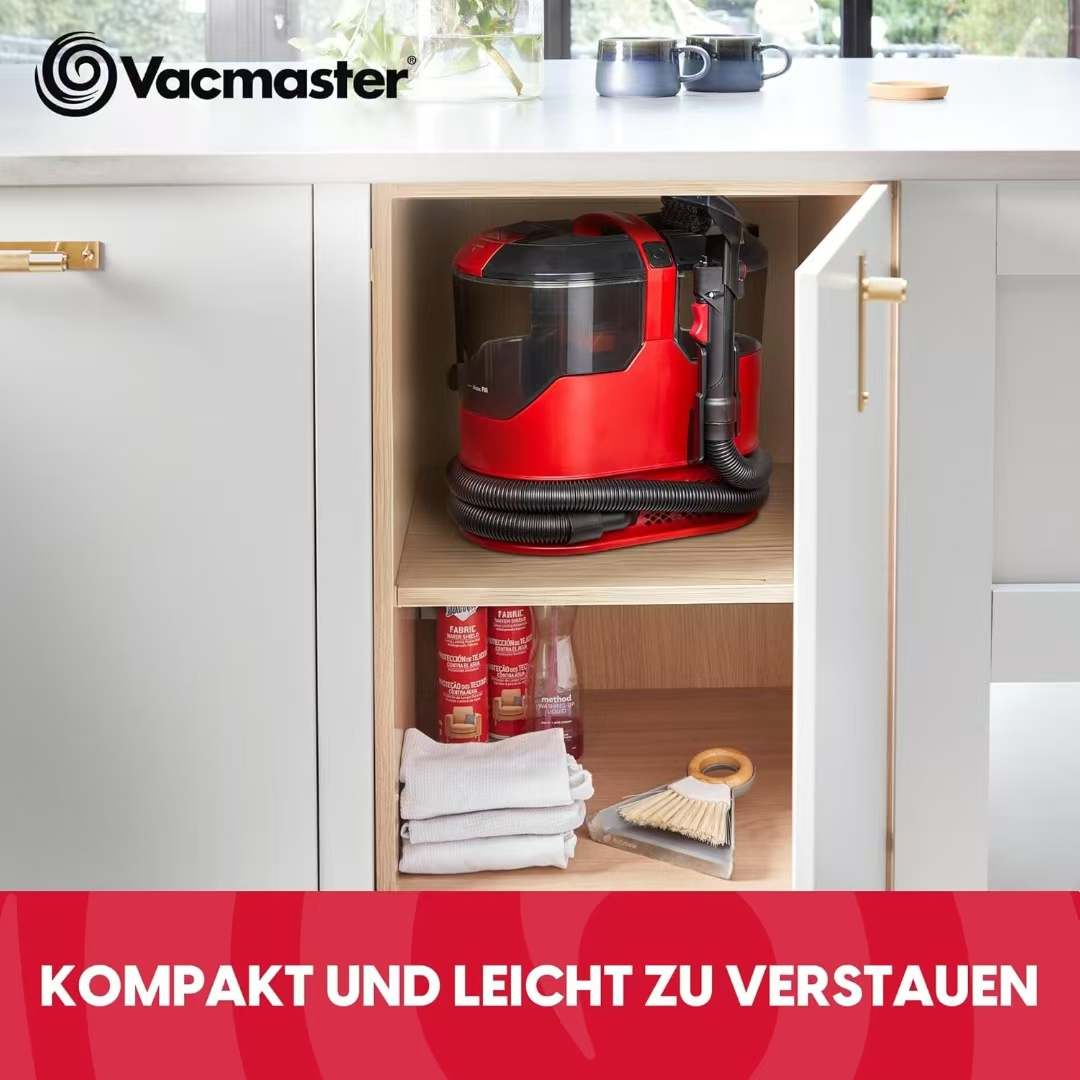 Ein roter Staubsauger ist in einem offenen Schrank verstaut. Unten sind Reinigungsmittel, Tücher und ein Handfeger.