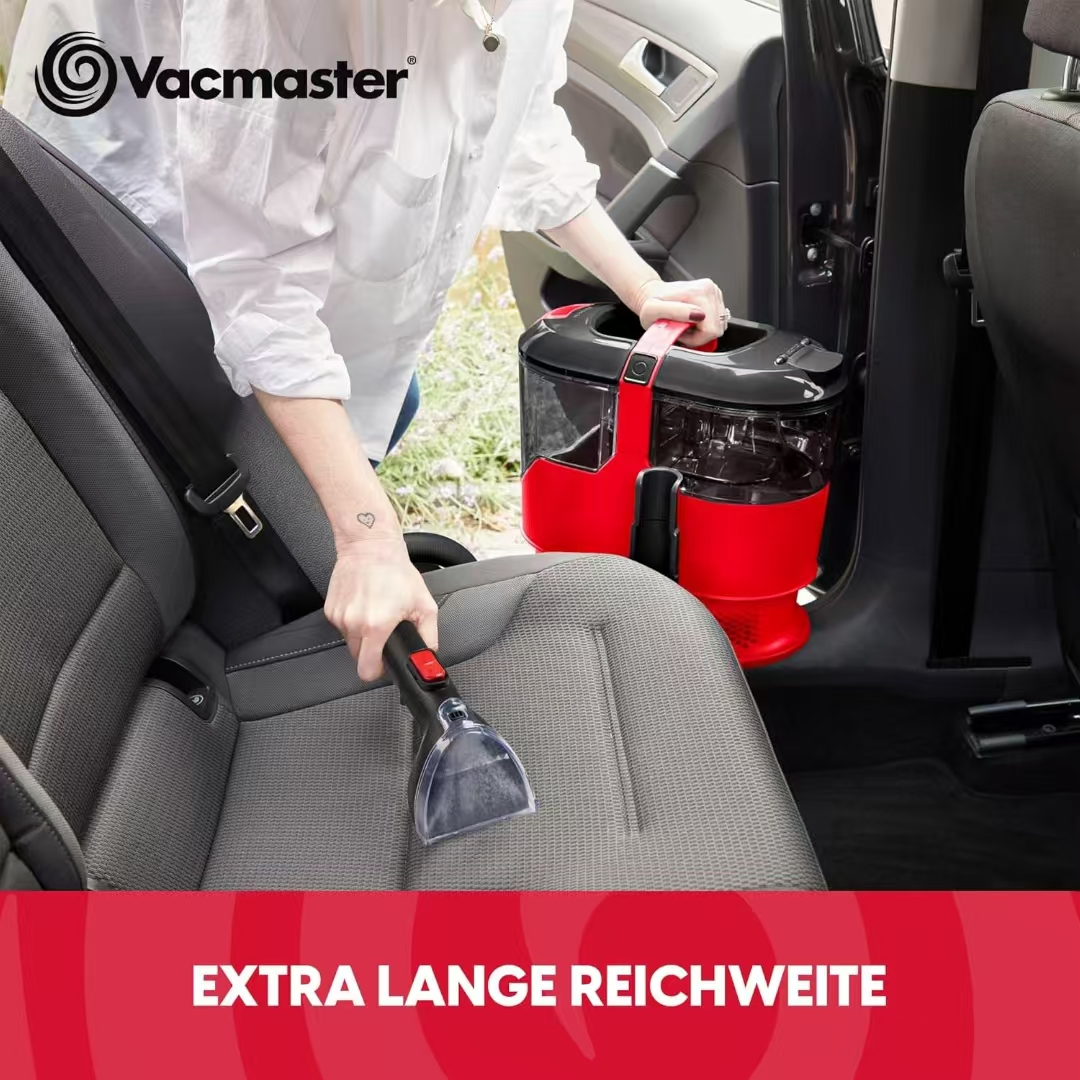 Person reinigt Autositz mit rotem und schwarzem Reinigungsgerät von Vacmaster.
