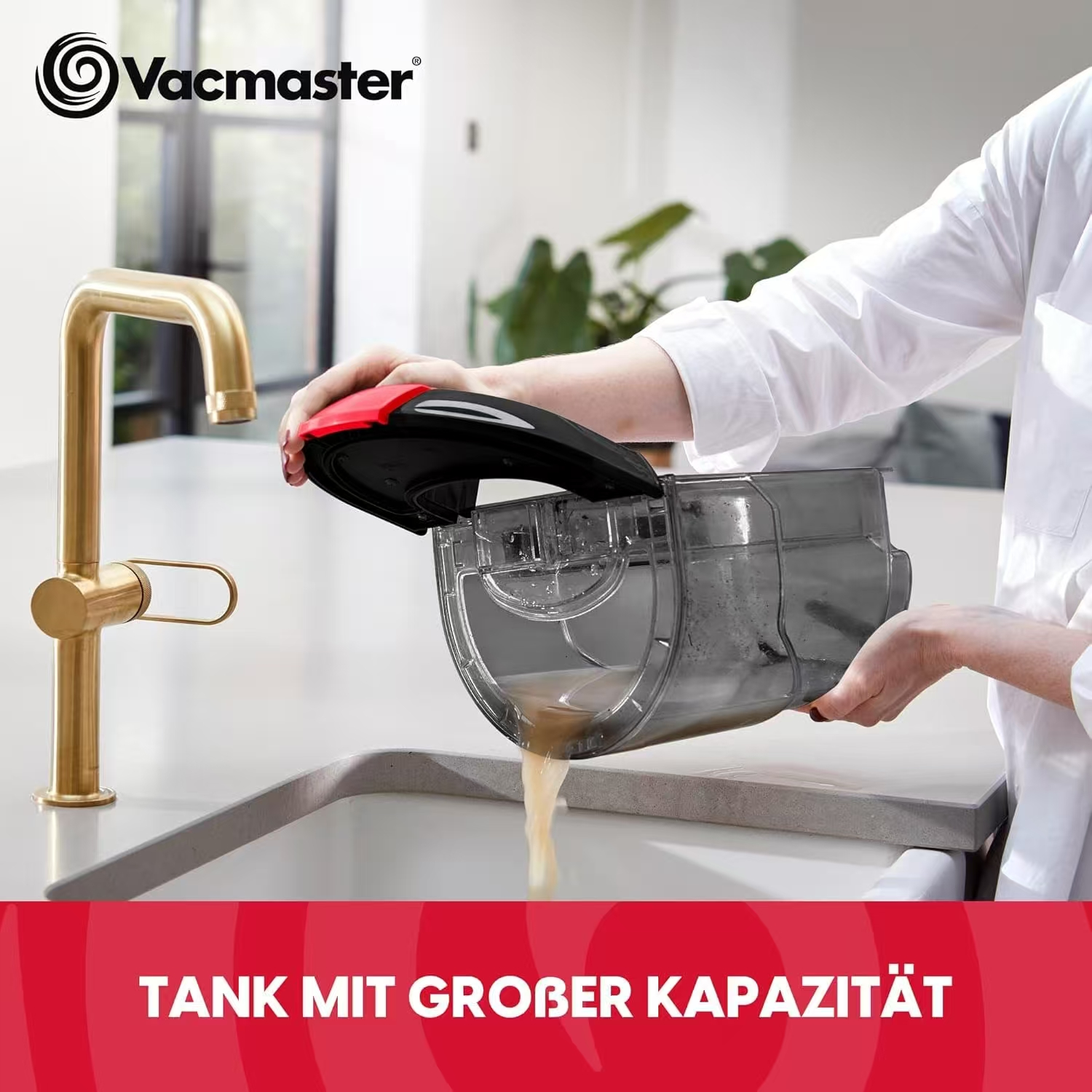 Person leert Schmutzwassertank neben einem Wasserhahn und Spüle.