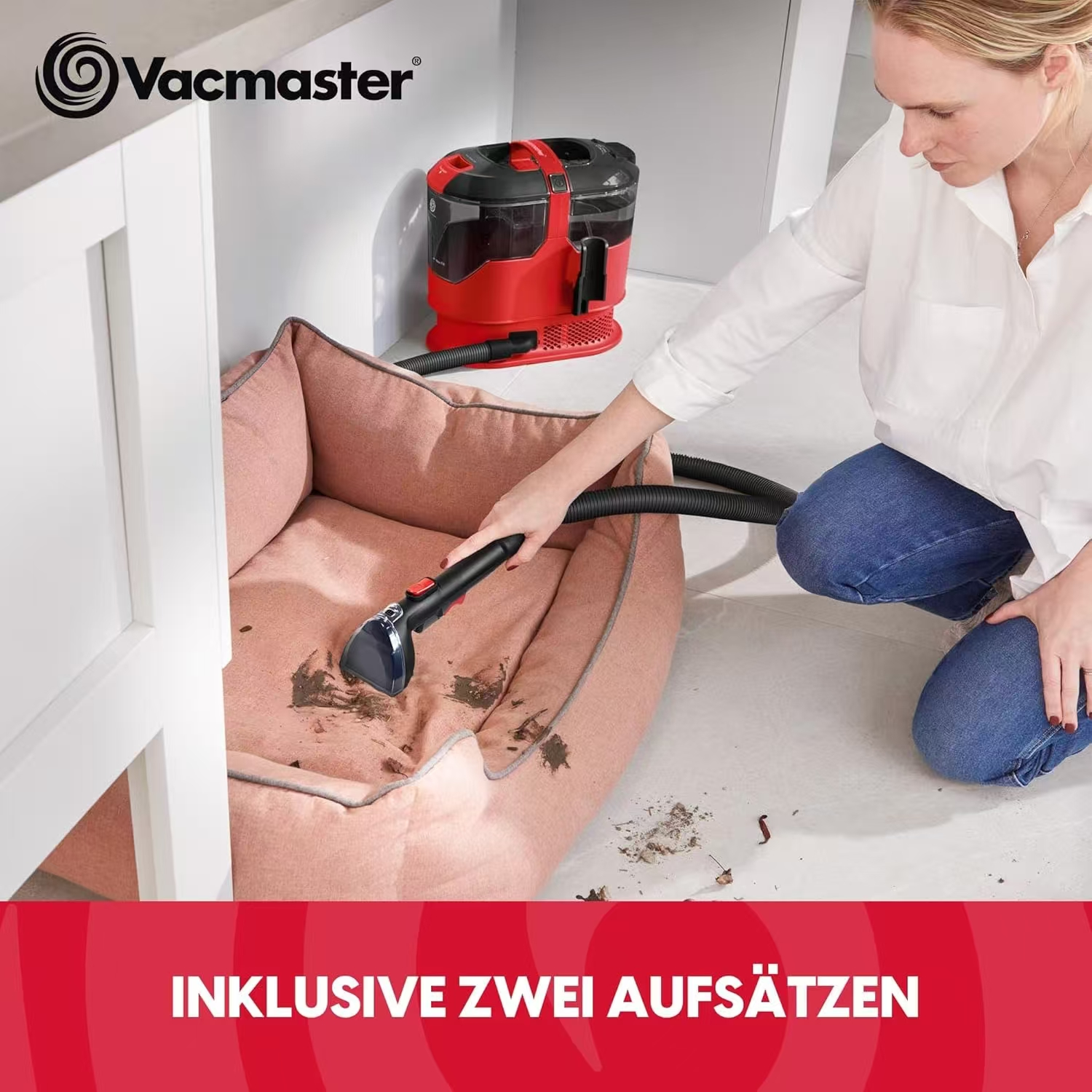 Eine Frau reinigt ein Haustierbett mit einem roten Nass-/Trockensauger.