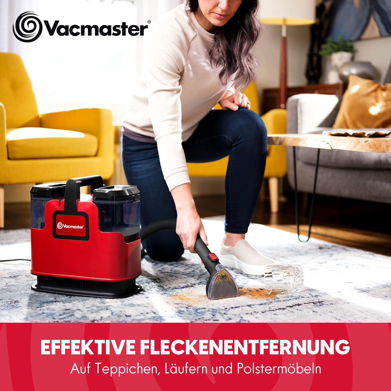 Frau mit rotem Fleckenentferner auf einem Teppich in einem Wohnzimmer.