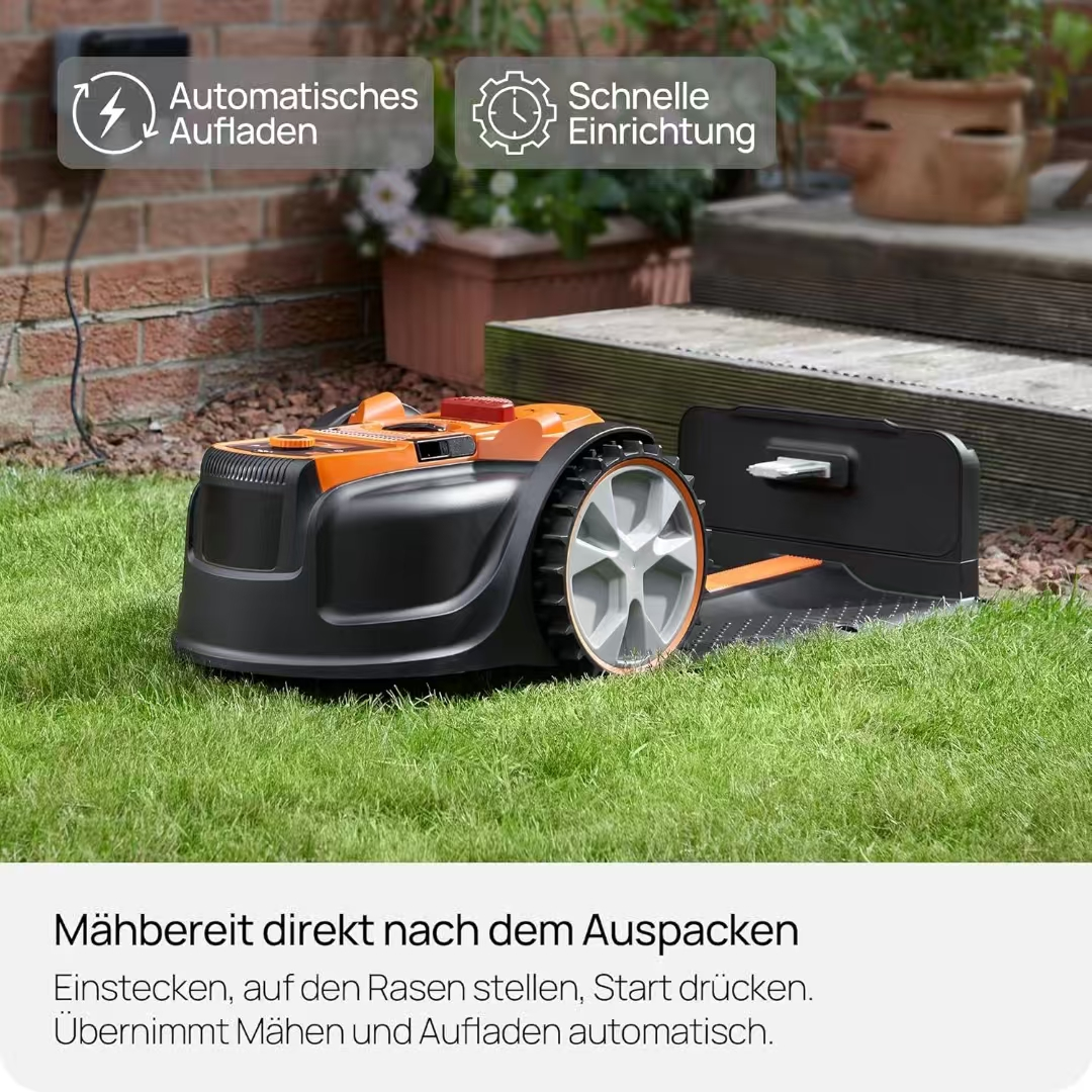 Ein orange-schwarzer Mähroboter auf einem Rasen mit einer Ladestation.