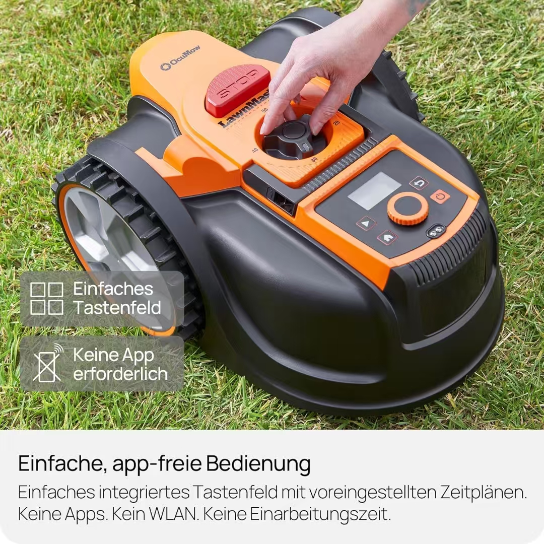 Ein orange-schwarzer Rasenmähroboter mit einem Bedienelement, das von einer Hand eingestellt wird.