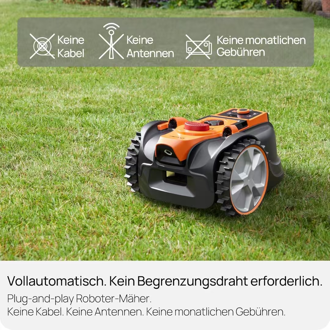 Ein orange-grauer Mähroboter steht auf einem grünen Rasen. Keine Kabel, Antennen, Gebühren.