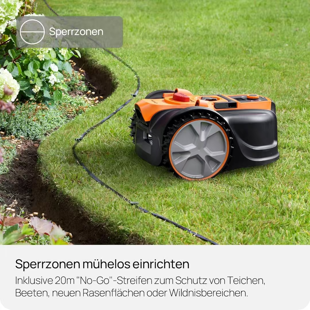 Ein Mähroboter fährt auf einem Rasen neben einem Beet mit einem Begrenzungskabel.