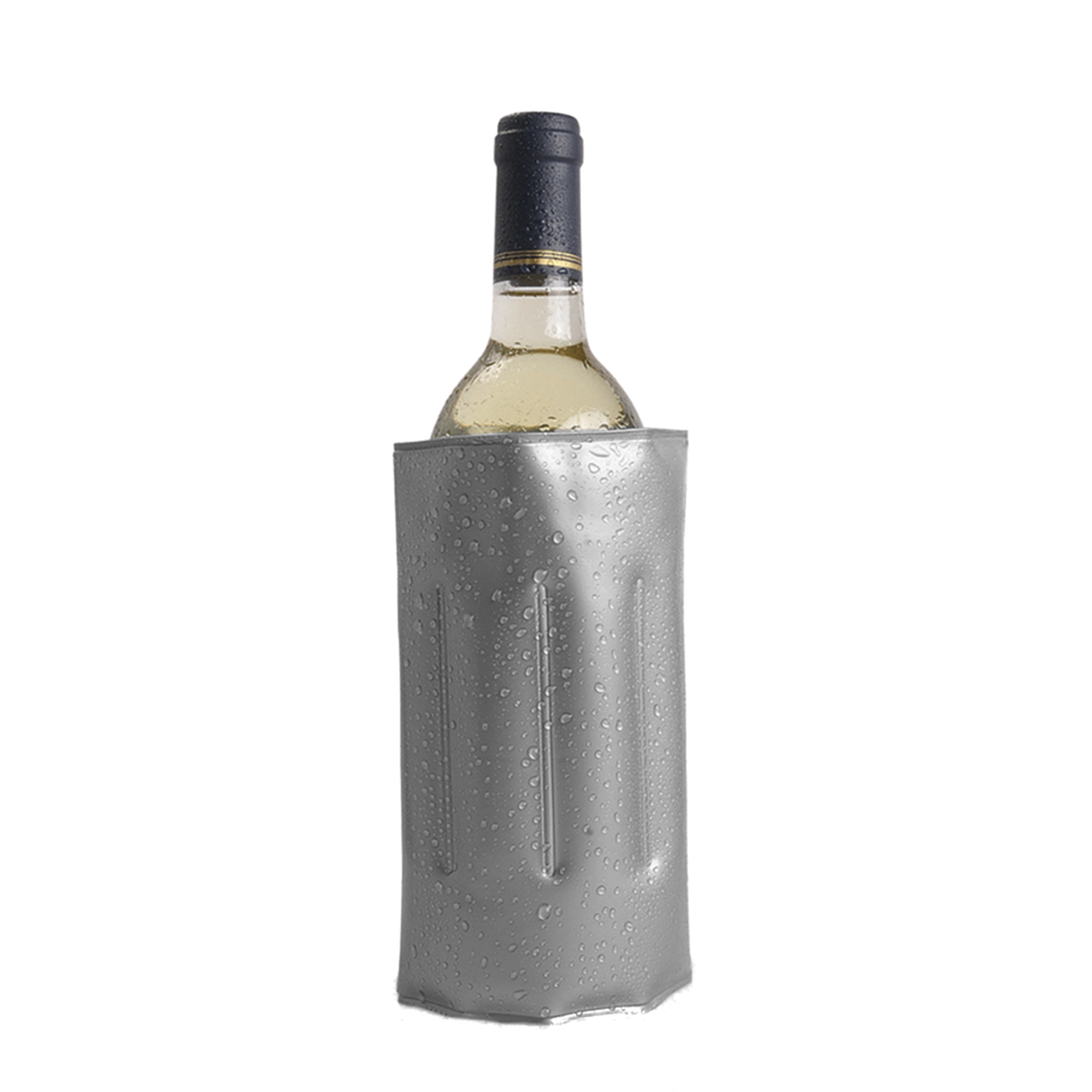 Una bottiglia di vino bianco in un refrigeratore grigio con gocce d'acqua.