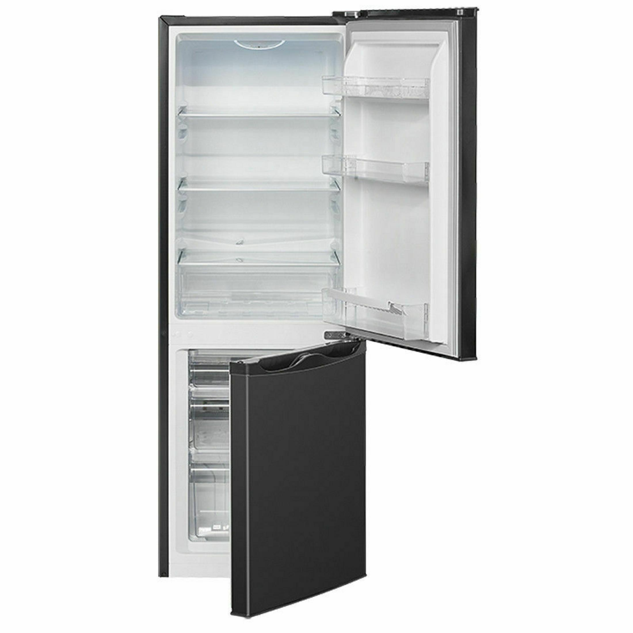 Un refrigerador negro con la puerta abierta, mostrando varios estantes.