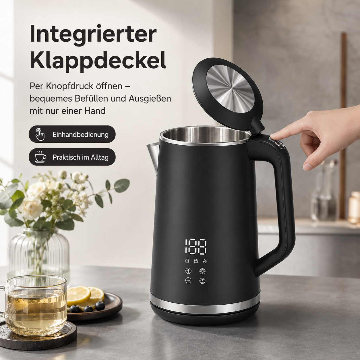 Schwarzer Wasserkocher mit digitaler Anzeige, offenem Deckel, neben einer Tasse Tee.