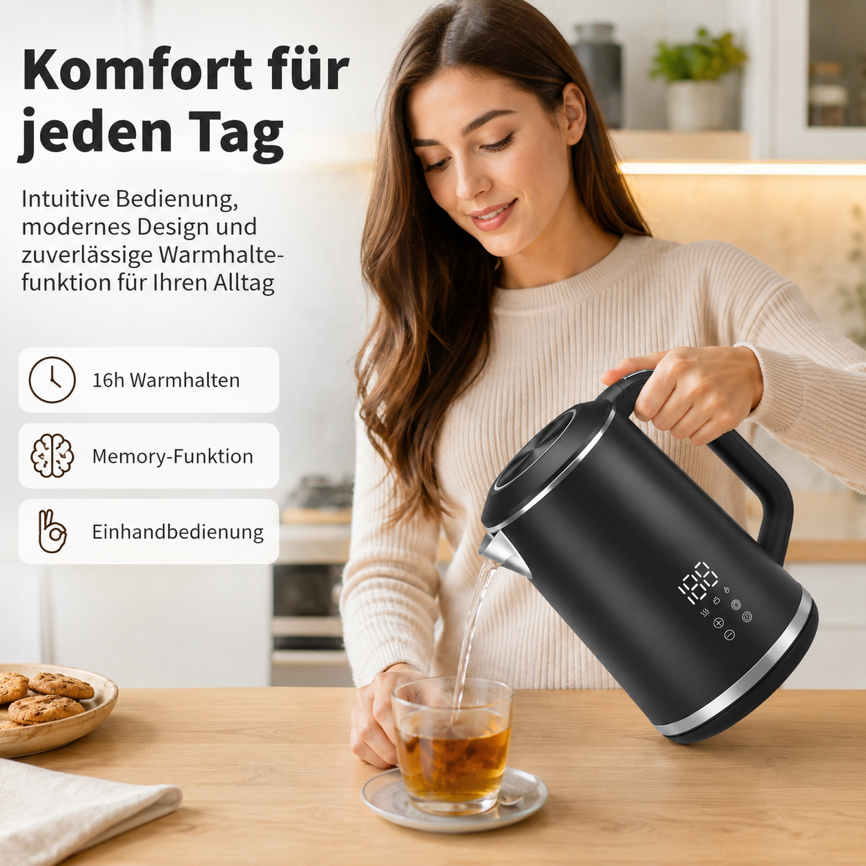 Eine Frau gießt mit einem schwarzen Wasserkocher Wasser in eine Teetasse.