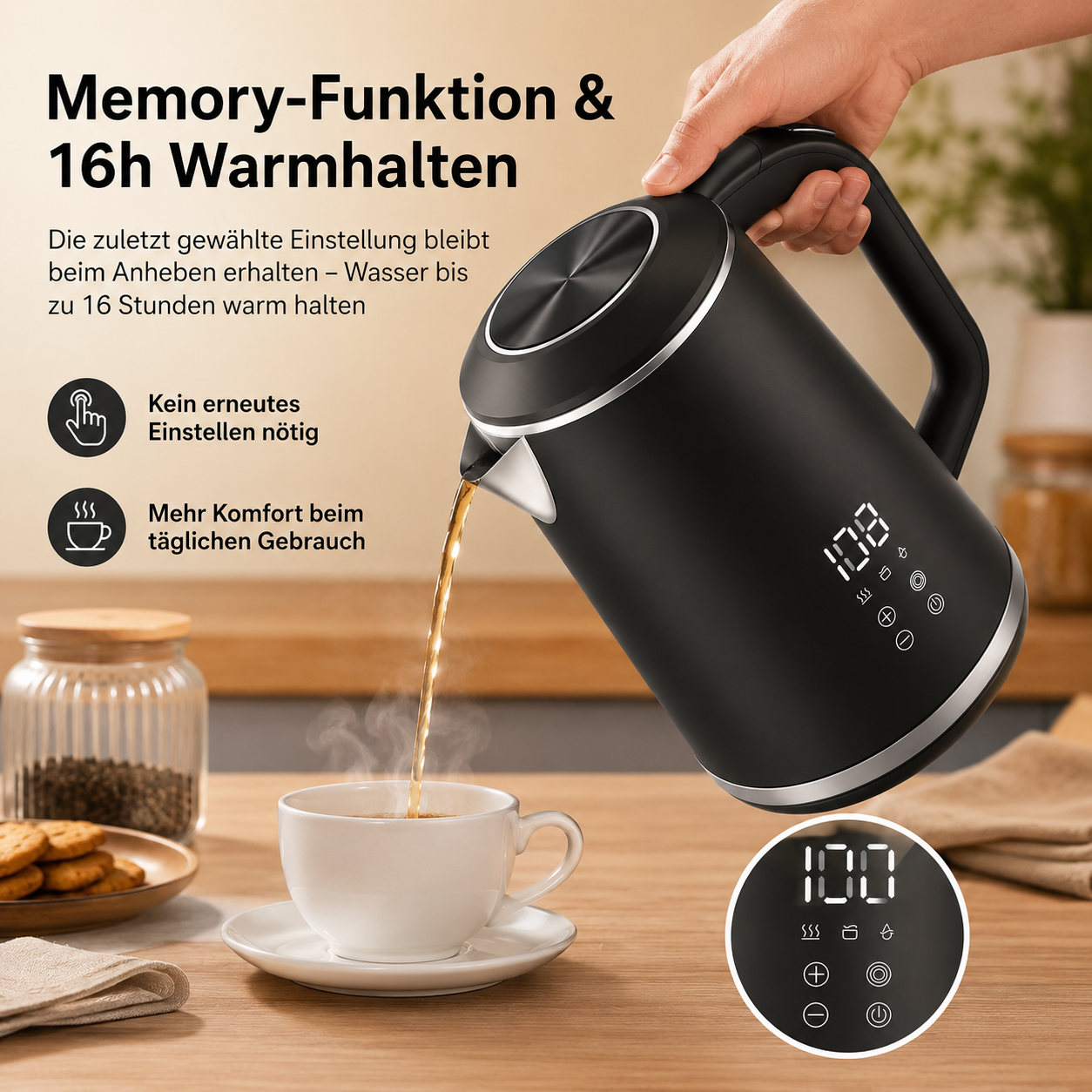 Schwarzer Wasserkocher gießt Flüssigkeit in eine Tasse, daneben Kekse und ein Glas.
