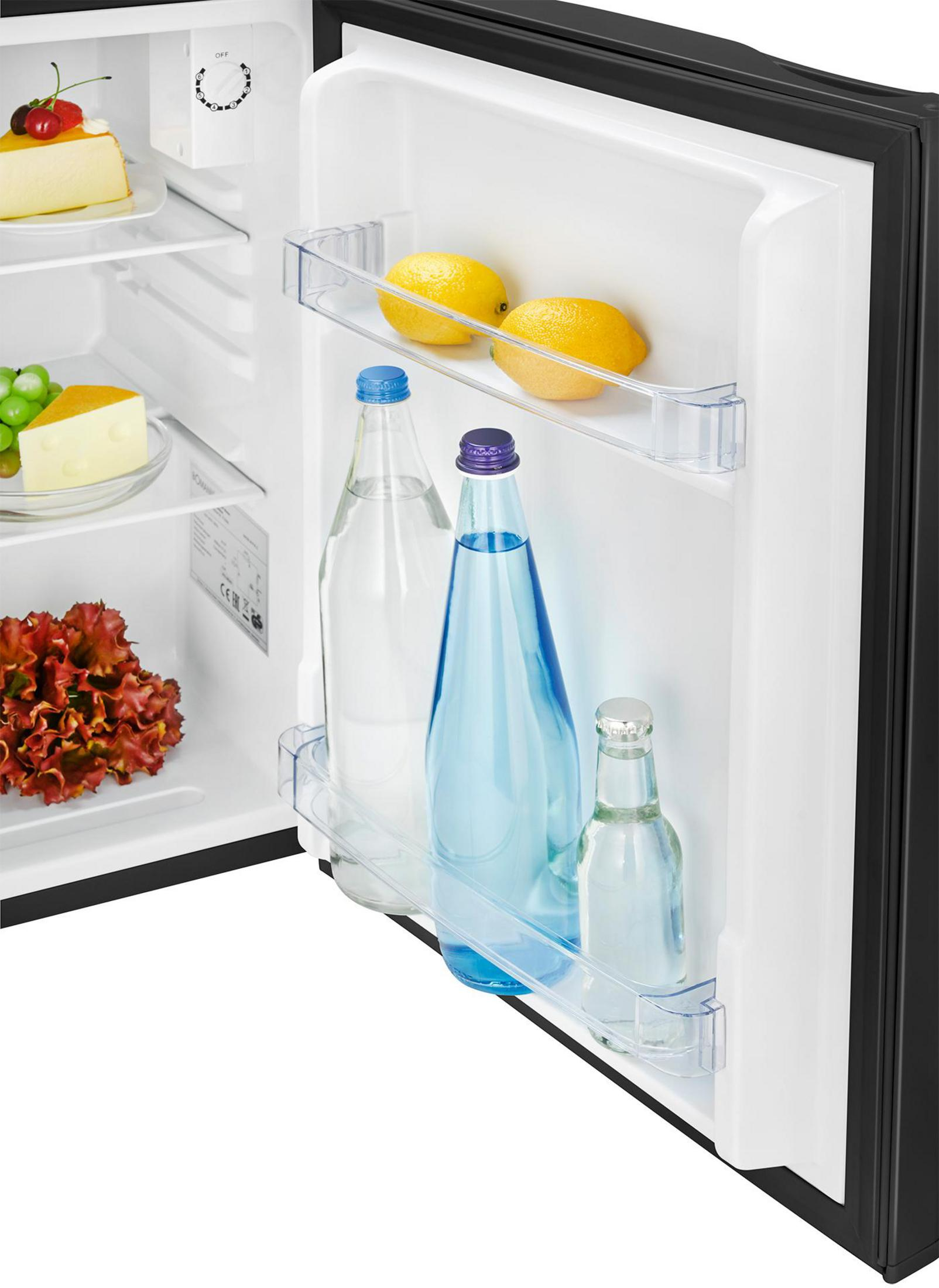 Kühlschranktür mit Lebensmitteln: Kuchen, Trauben, Salat, Zitronen und Wasserflaschen.