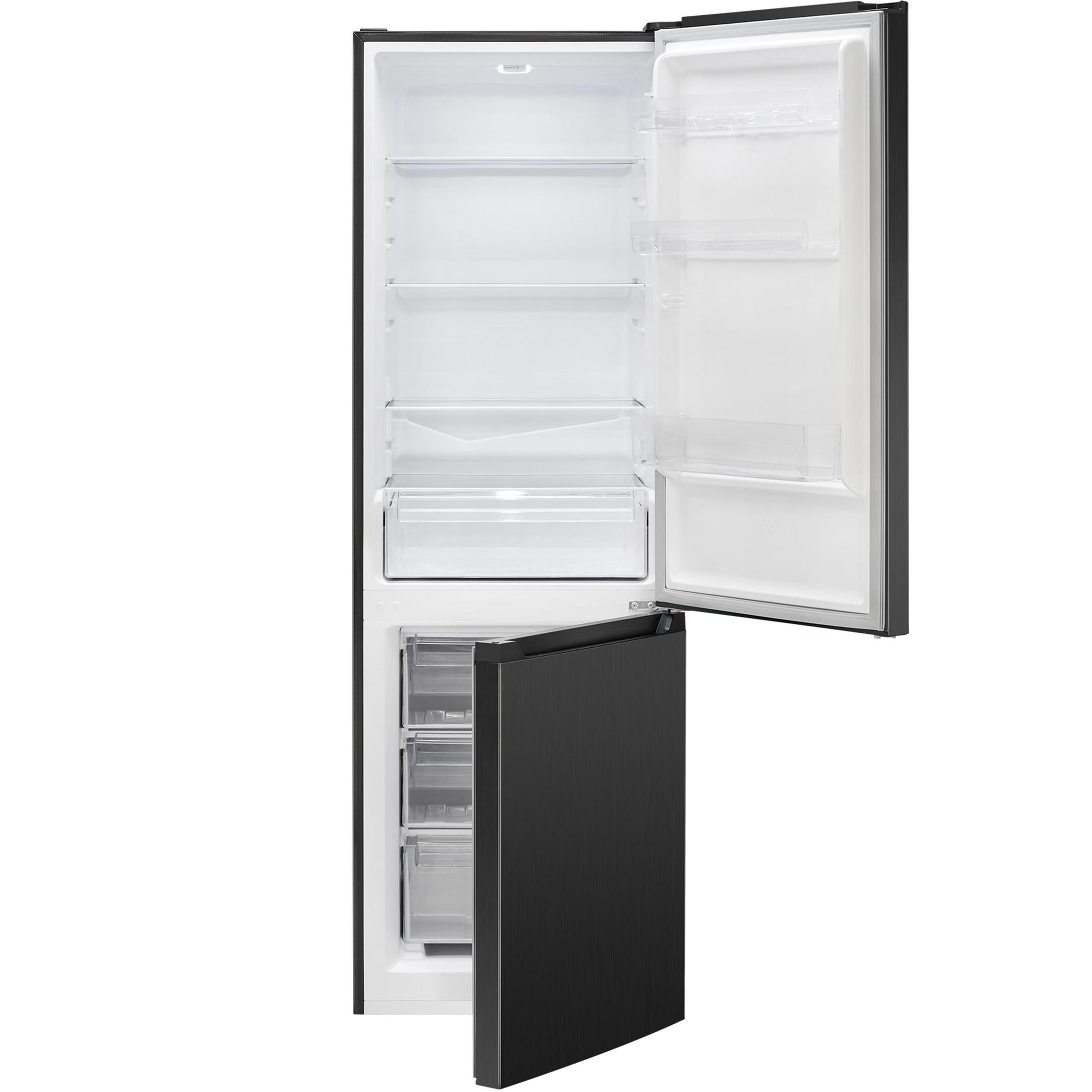Ein offener schwarzer Kühlschrank mit weißen Regalen und transparenten Schubladen.