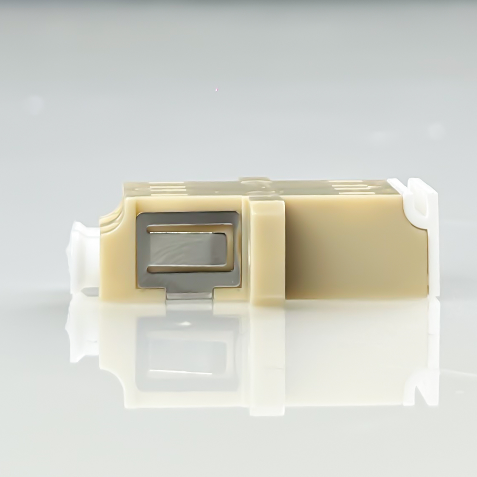 Ein beige-farbenes und weißes medizinisches Gerät mit silbernem Metallteil.