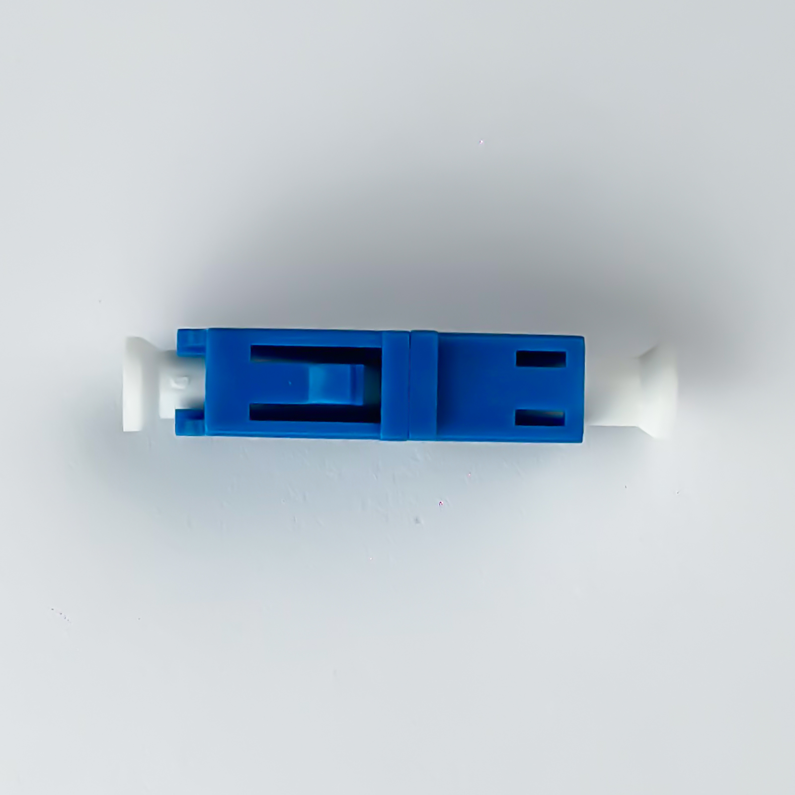 Ein blaues und weißes medizinisches Instrument mit einem scharfen Ende.