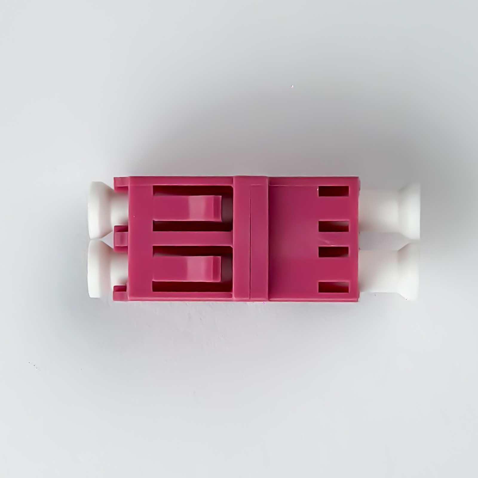 Ein pinker und weißer Verbinder auf weißem Hintergrund.
