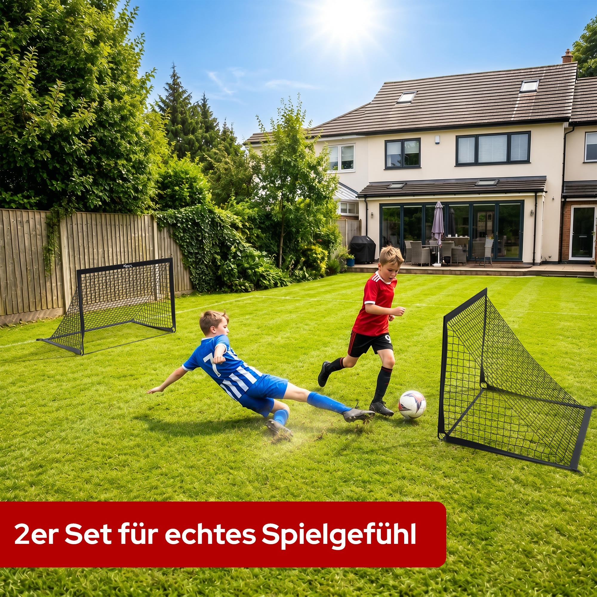 Zwei Jungen spielen Fußball auf einem grünen Rasen mit Toren im Garten.
