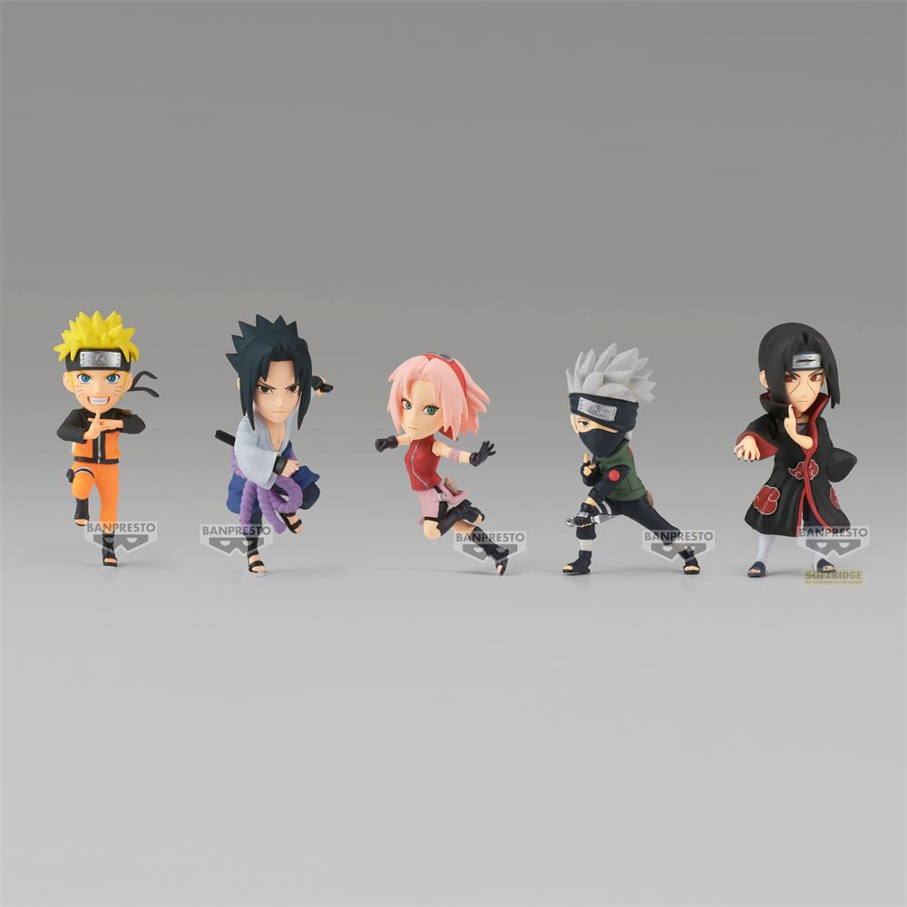Fünf Naruto-Figuren: Naruto, Sasuke, Sakura, Kakashi, Itachi, auf schlichtem Hintergrund.