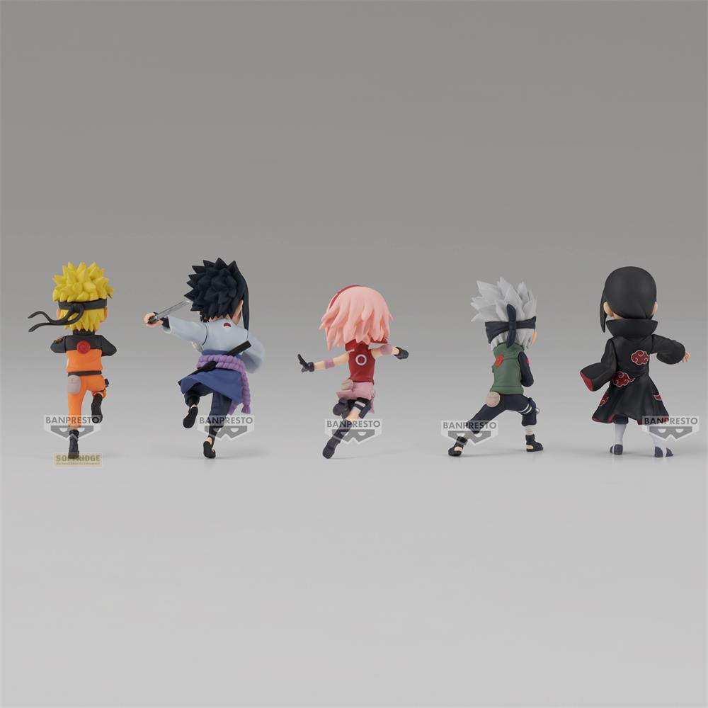Fünf Naruto-Figuren in dynamischen Posen auf grauem Hintergrund.