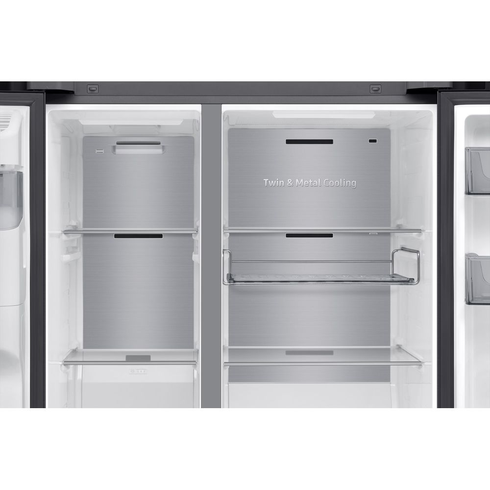 Innenansicht eines leeren, modernen Kühlschranks mit Metallregalen. Text: 'Twin & Metal Cooling'.