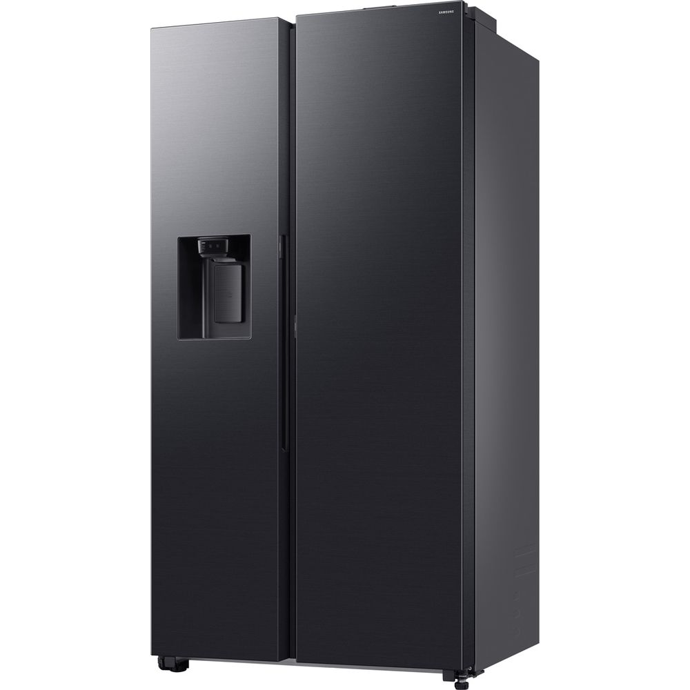 Schwarzer Samsung Side-by-Side-Kühlschrank mit Wasserspender an der linken Tür.