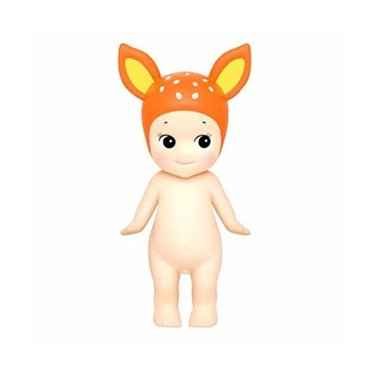 Eine kleine Figur mit einem orangefarbenen Reh-Hut mit gelben Ohren steht auf weißem Grund.