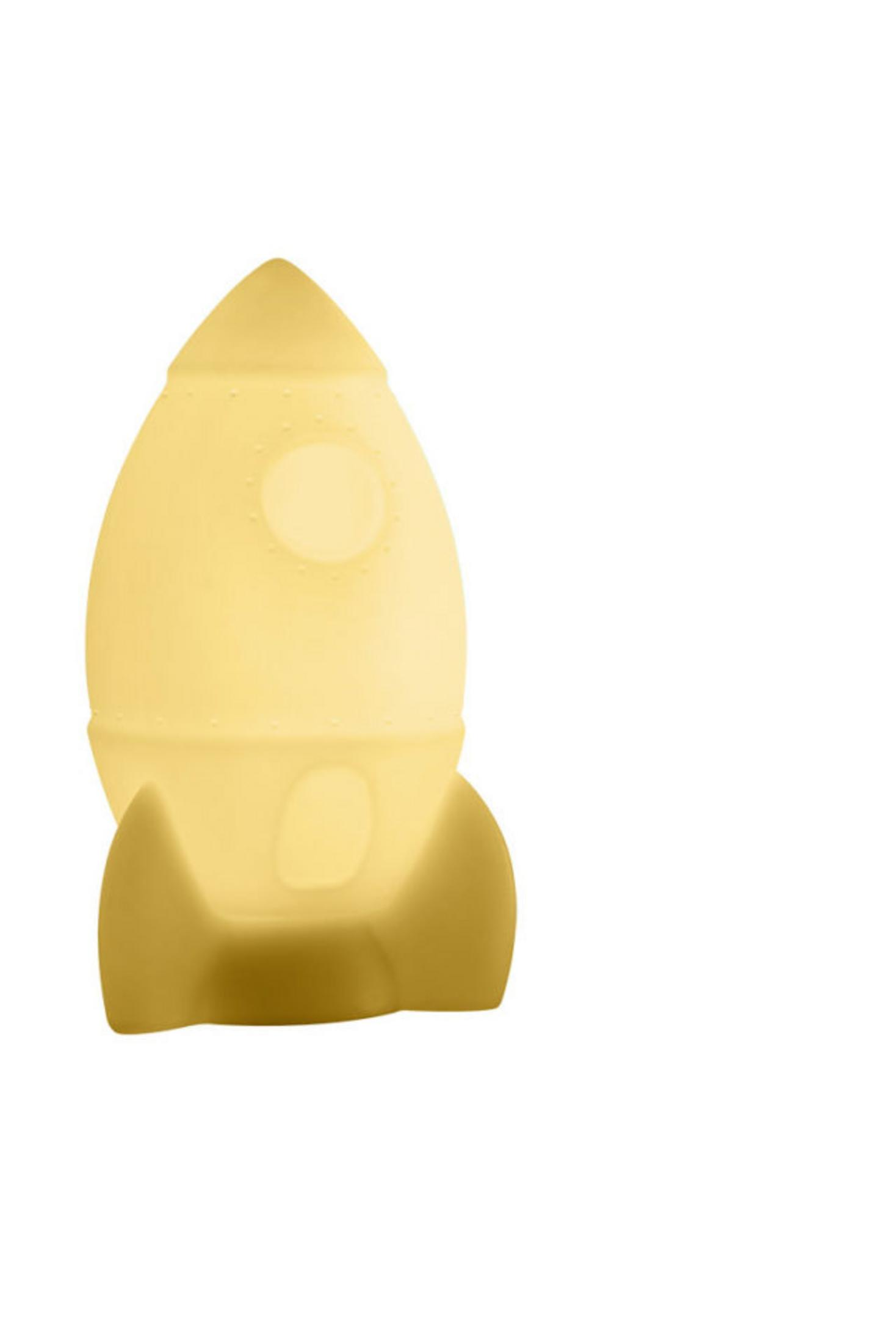 Eine gelbe Raketenlampe mit Fenstern und Flossen steht vor weißem Hintergrund.