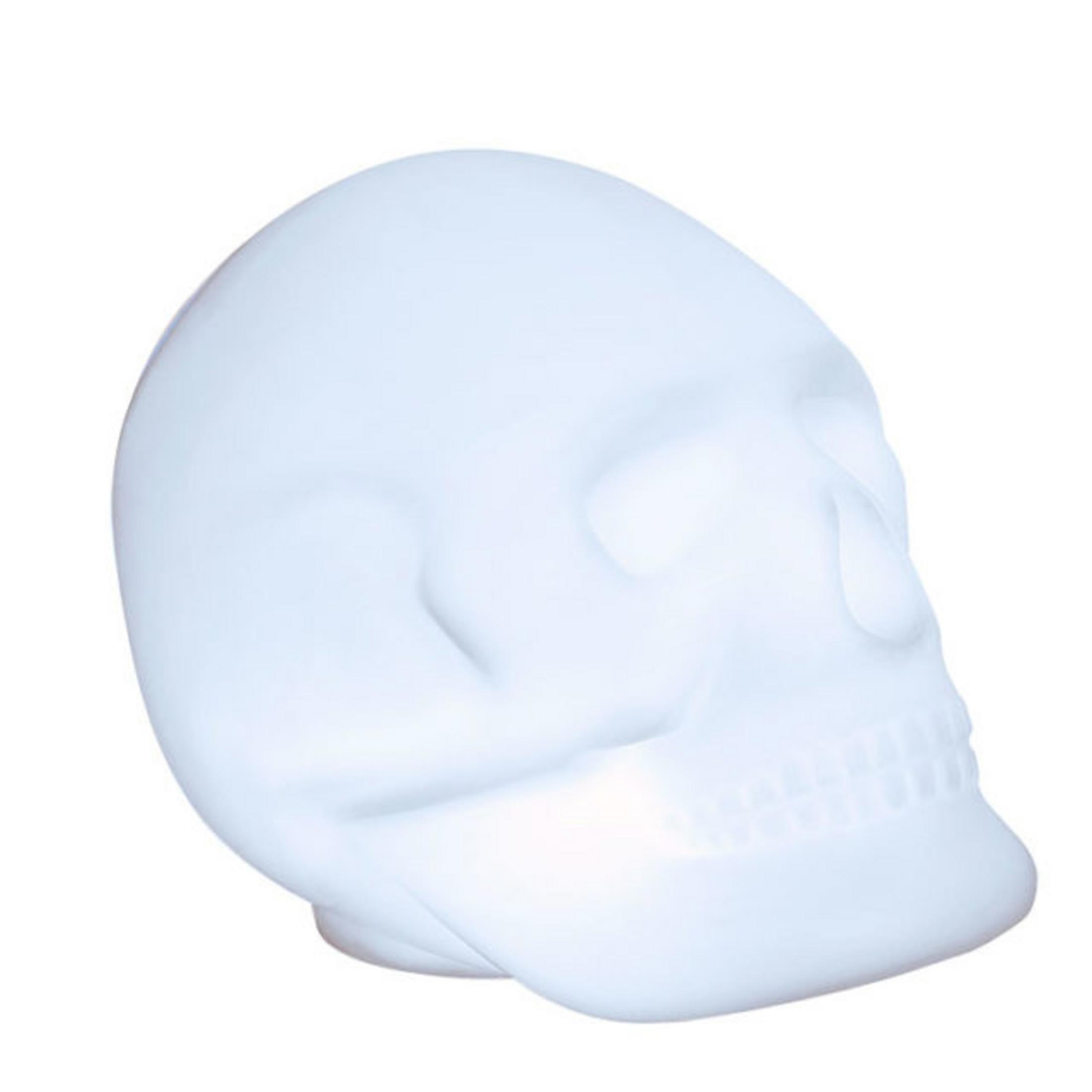 Eine weiße, leuchtende Totenkopf-Lampe auf weißem Hintergrund.