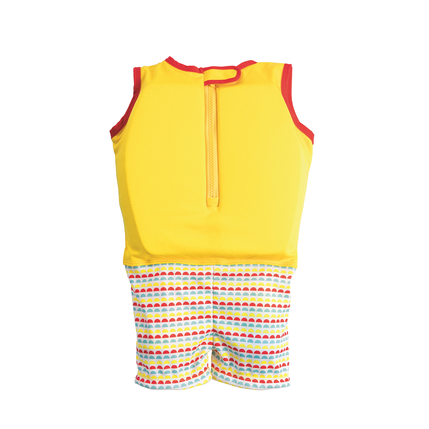 Gilet giallo con bordo rosso e zip, abbinato a pantaloncini da bagno colorati.