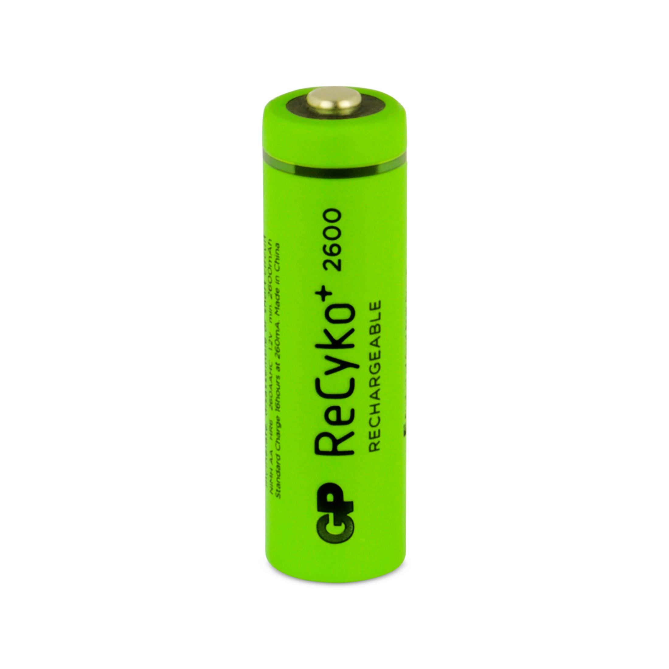 Una batería AA verde GP ReCyko+ de 2600 mAh sobre fondo blanco.