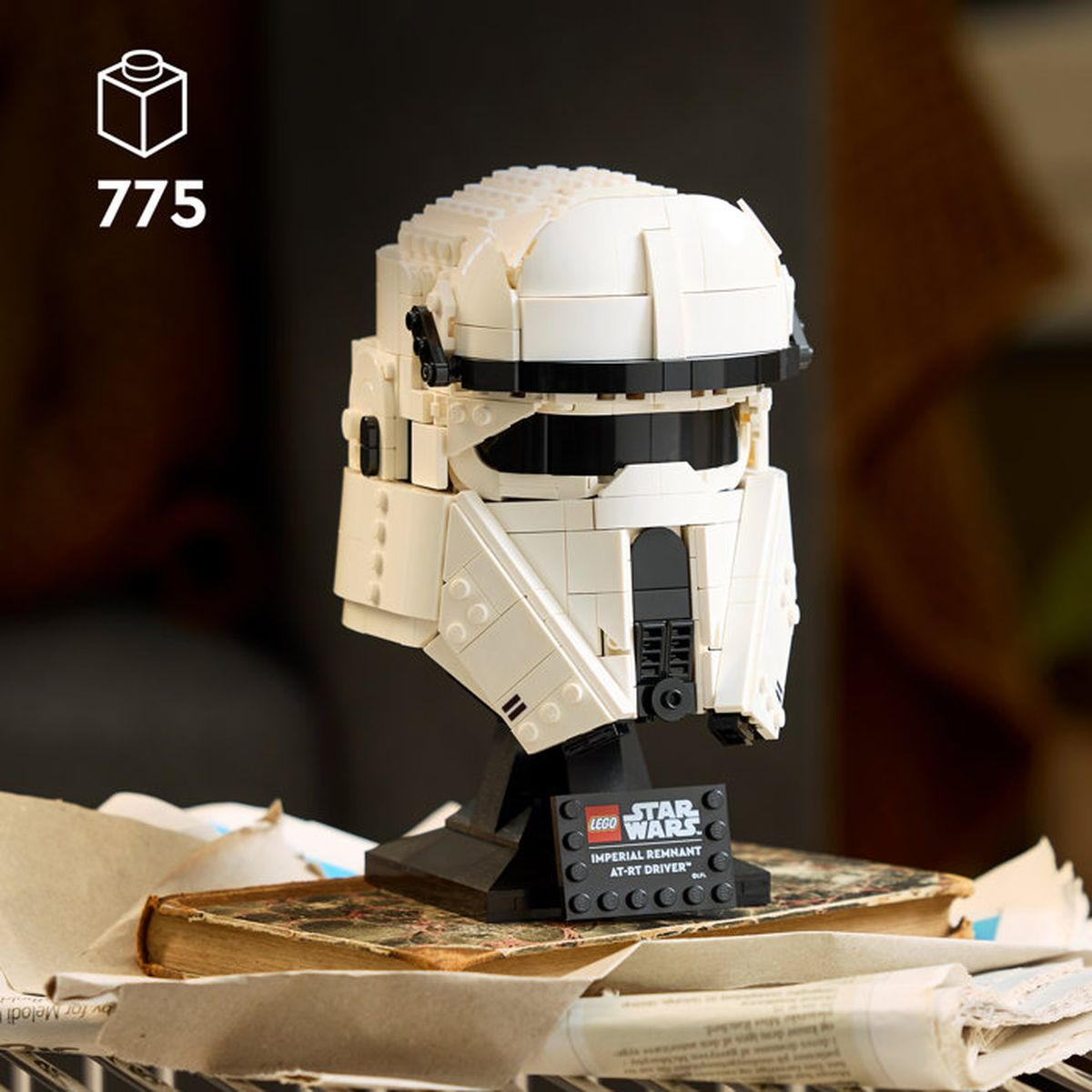Replica Lego di un casco bianco di Stormtrooper con visiera nera, su un supporto.