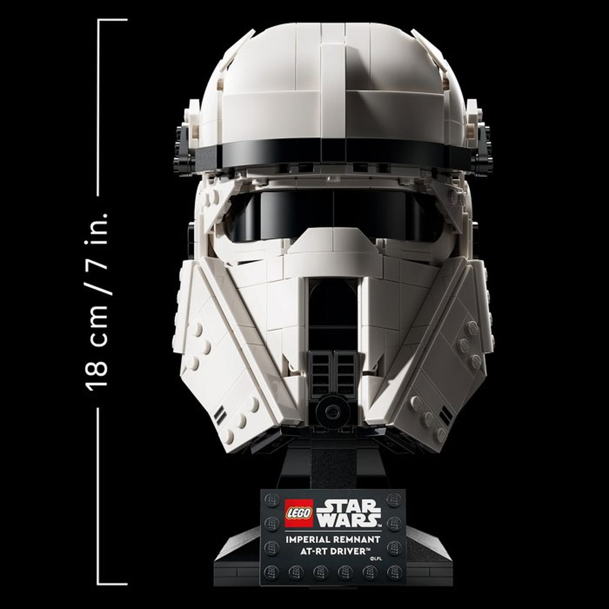 Casco LEGO Star Wars AT-RT Driver, bianco e nero, su supporto nero.