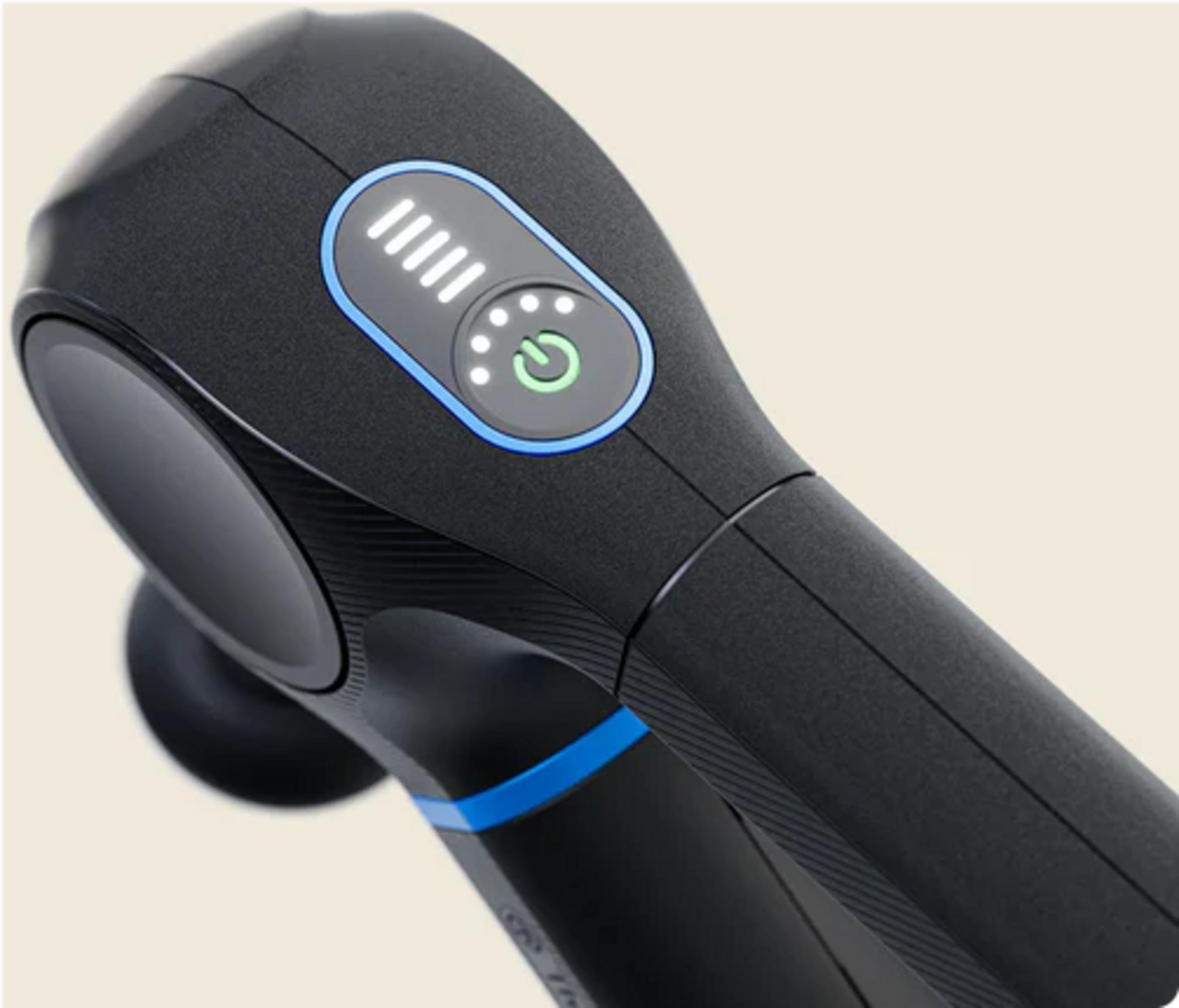 Una pistola de masaje negra con detalles azules e indicadores iluminados.
