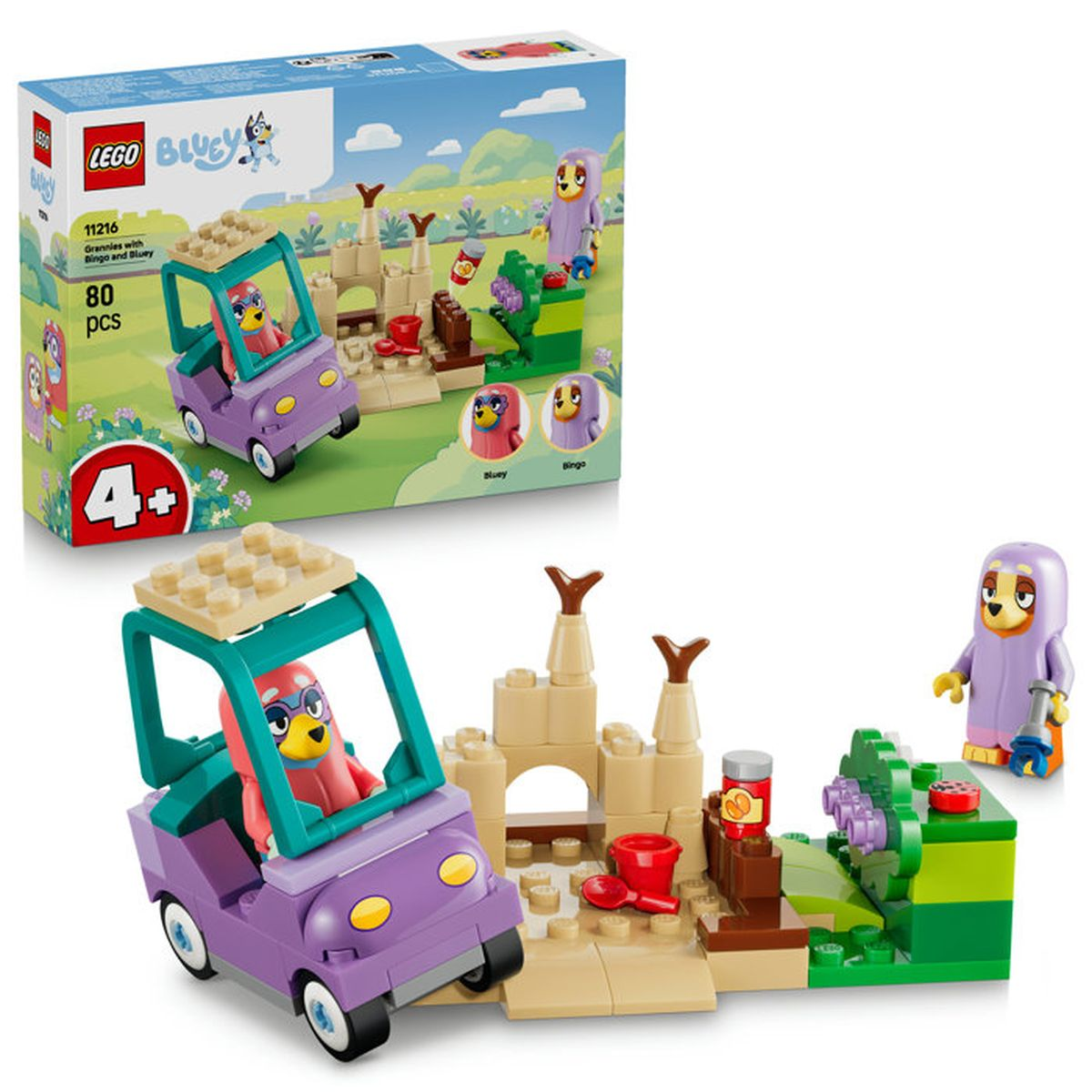 Set LEGO Bluey con auto viola, personaggi ed elementi di castello di sabbia.